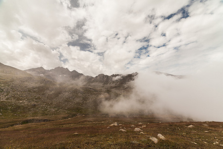 雾和云山山谷风景