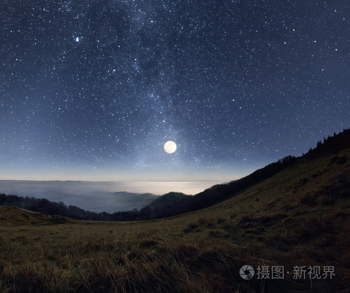 月亮升起在山上