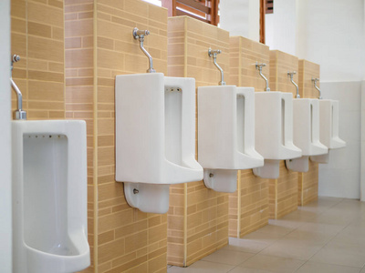 男子上厕所图片