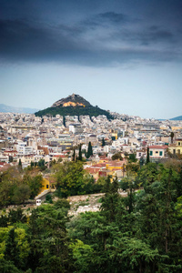 风景秀丽的镇与山反对多云天空, 雅典, 希腊