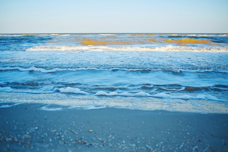 与波和卵石的海滩