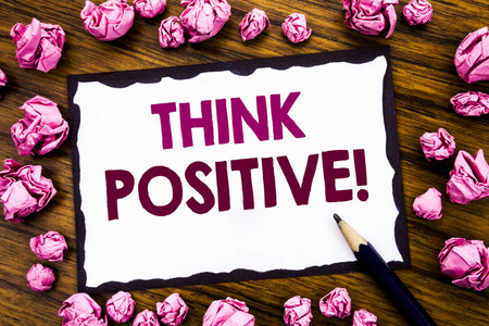 木质背景与折叠的粉红色纸意义思维手写文字标题灵感显示诈骗警报