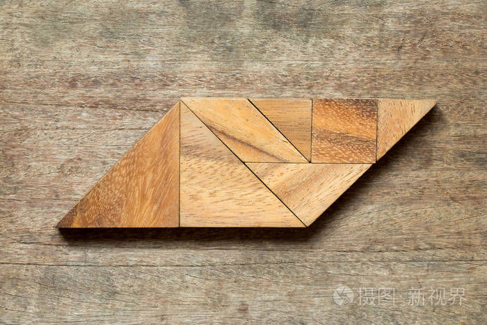 木质背景下平行四边形形状的七巧板拼图