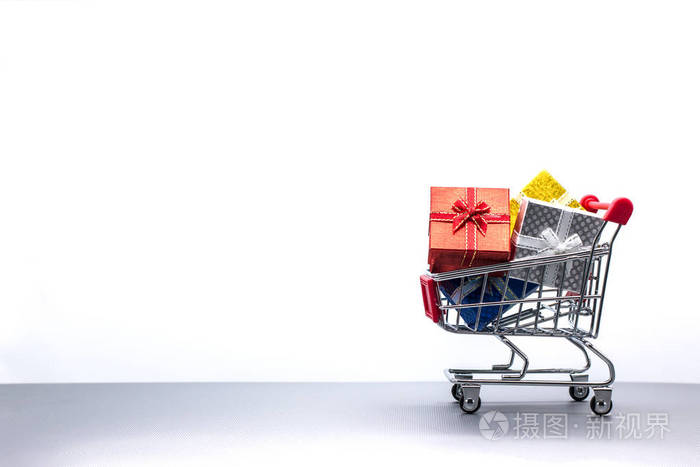 带白色背景的圣诞礼品购物车, 复印空间