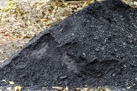 一堆黑煤