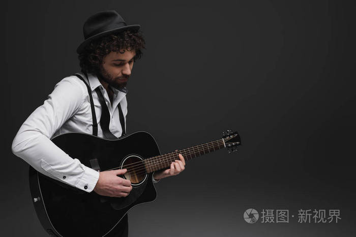 英俊的胡子音乐家演奏声学吉他在黑色照片 正版商用图片0founa 摄图新视界