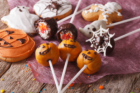 桌子水平节日万圣节糖果特写在桌子上.水平照片