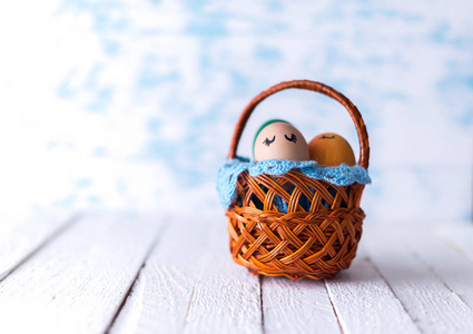 在木制背景篮子里的复活节彩蛋