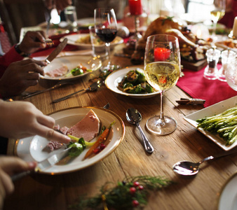 家庭餐桌充满节日的晚宴