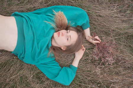 田野里的年轻女子, 美丽女性在干草中放松的画像