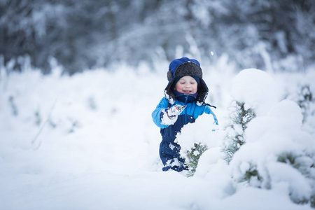 快乐白种人的孩子在雪地里玩