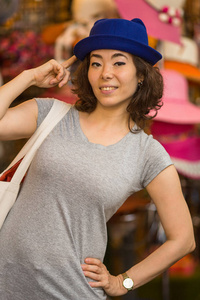 在这家帽店的亚洲女人图片
