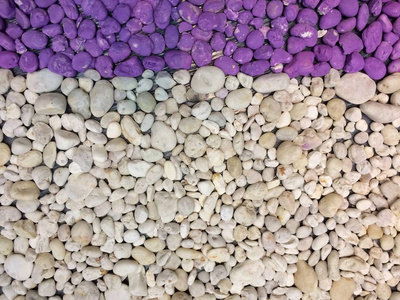 圆形石头紫色和白色墙壁背景