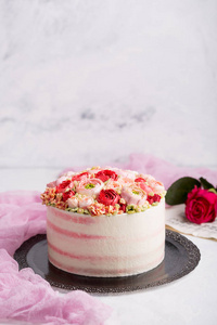 生日蛋糕奶油。美丽的白玫瑰