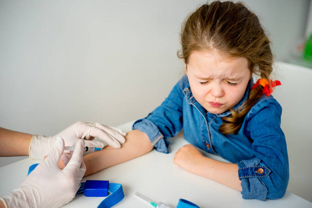 孩子害怕打针图片