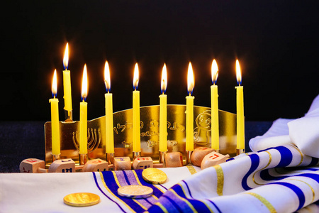 犹太节日光明节与烛台在木桌图片