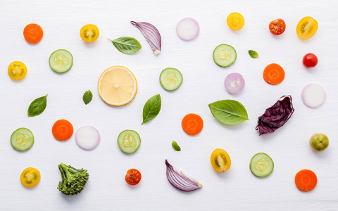 食物模式与沙拉的原料成分。各种蔬菜生菜叶, 黄瓜, 西红柿, 胡萝卜, 花椰菜, 洋葱和柠檬平躺在白色背景上