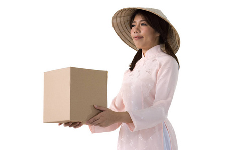 美丽的女人在粉红色的礼服和越南帽子控股箱。具有剪切路径的独立背景