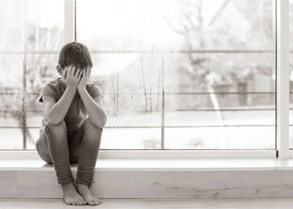 伤心的小男孩照片