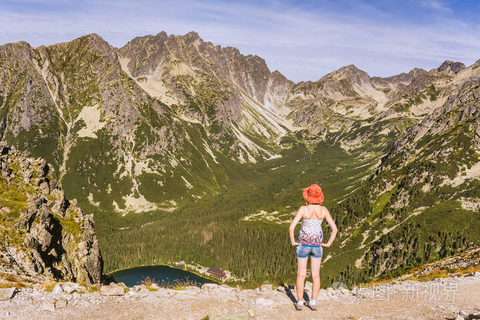 欣赏高山风景的女人。斯洛伐克 Tatra 山脉和 Mengusovska 山谷的看法。旅游在山上