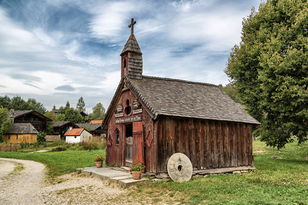 一个古老的木教堂