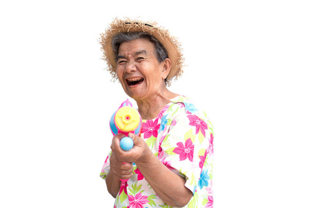 快乐亚洲老妇人在白色背景下演奏水枪, 泼水节节日在泰国和夏天季节