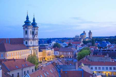 少数民族教堂的美丽的看法和 Eger, 匈牙利的城市全景, 在日落