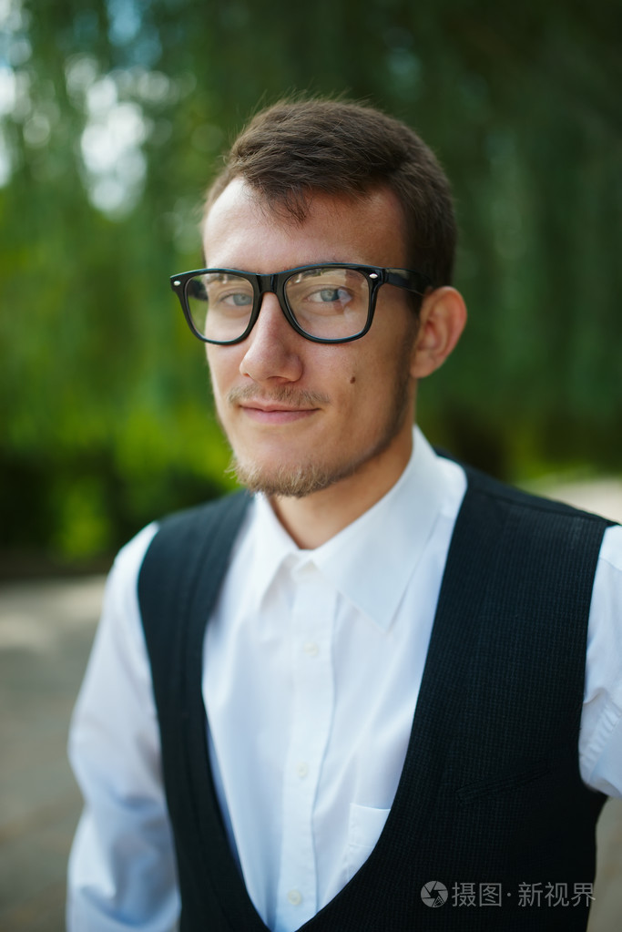 年轻的男人在街上的