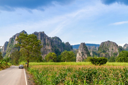 美丽的风景与路, 山和蓝天。旅游理念