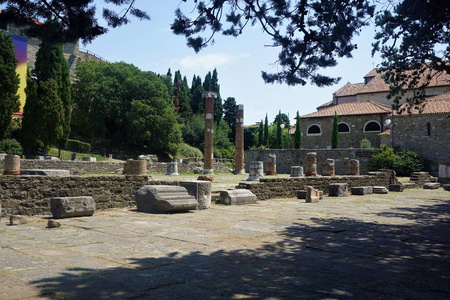 罗马石桩和的里雅斯特大教堂的一部分