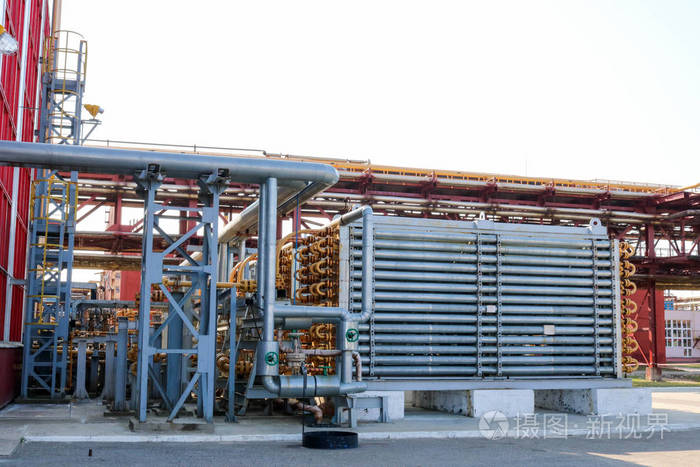 在炼油,石化,化工厂生产高压聚乙烯的蓝色管状反应器