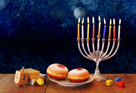 犹太节日光明节与menorah甜甜圈的低调形象