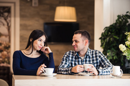 人 通信和约会概念   幸福的夫妇在咖啡馆喝茶