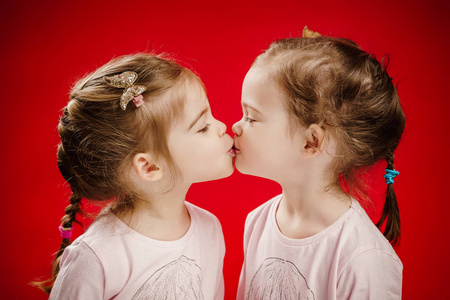 两姐妹给彼此一个吻