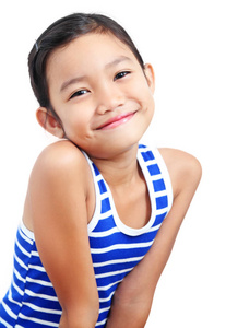 一个年轻的亚洲女孩的肖像与广泛的微笑