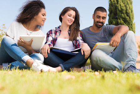 在学校校园里的学生图片