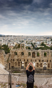 旅游摄影剧场 Herodes 和城市景观使用移动相机, 雅典, 希腊