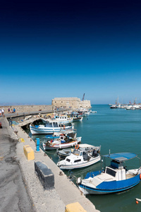 Koules 堡垒附近的旧港口游艇和小船, 伊拉克利翁, 希腊
