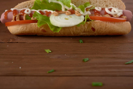 木制的桌子上的蔬菜和香肠三明治