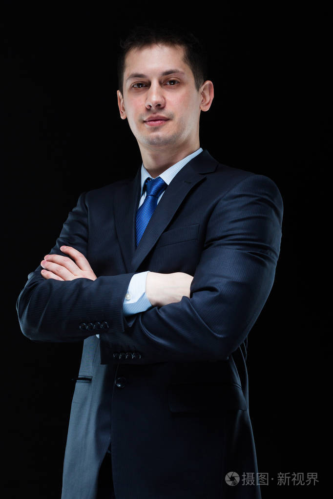 年轻英俊的男子穿着时髦西装站在双臂交叉照片-正版商用图片0fpcwb-摄