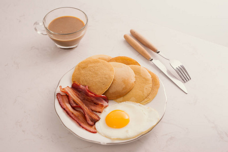 早餐盘配煎饼, 鸡蛋, 培根和水果