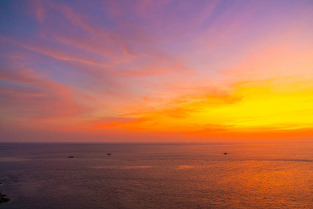 美丽的黄昏日落天空与海和海