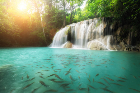 在泰国的北碧府的爱侣湾瀑布。美丽的 waterfal