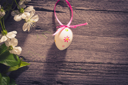 复活节快乐。节日背景与传统复活节彩蛋。顶部视图