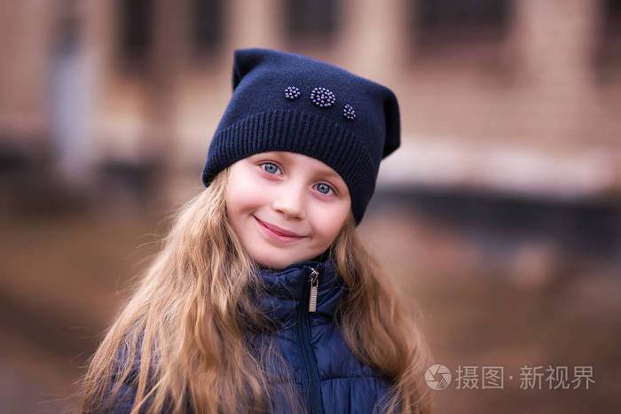 一个可爱的小7岁女孩的户外肖像