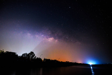 湖景房与银河在天空上