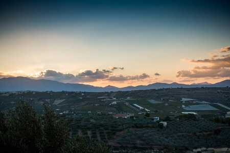 希腊, 伊拉克利翁, 日落期间的农业领域和山脉风景景观