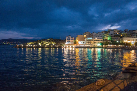 希腊克里特岛尼科斯 Agiolaos 夜间海上建筑景观