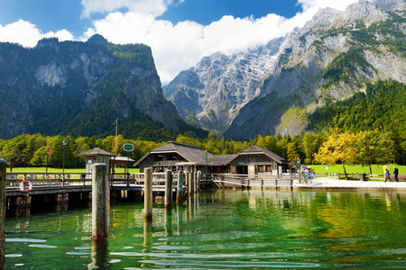 圣 Konigssee 码头上, 被称为德国最深和最干净的湖泊, 位于巴伐利亚的极端东南 Berchtesgadener 土地区