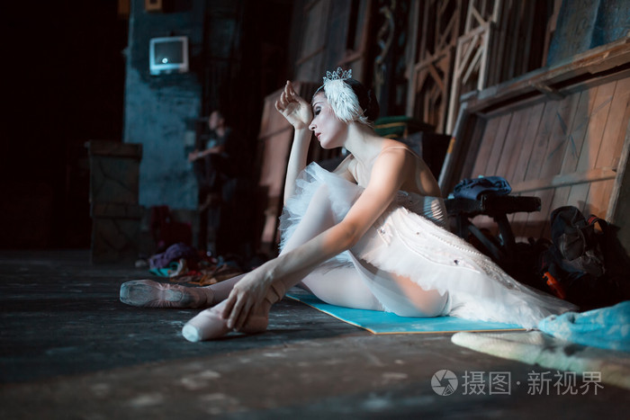 芭蕾舞女演员坐在后台的热身
